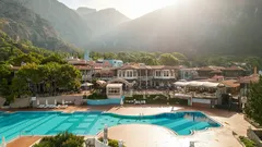 Hotel s bazénem v horách za slunečného dne
