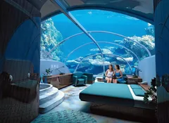 Podmořský hotelový pokoj s panoramatickým výhledem na oceán a korálové útesy