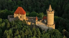 Hrad Kokořín obklopený lesem, pohled shora, česká historická památka