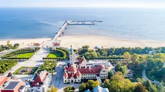Letecký pohled na molo a pláž v Sopotech, Polsko, Baltské moře, letní turistická destinace